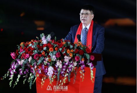 青拓集團年產(chǎn)值超2000億元慶?；顒勇≈嘏e行